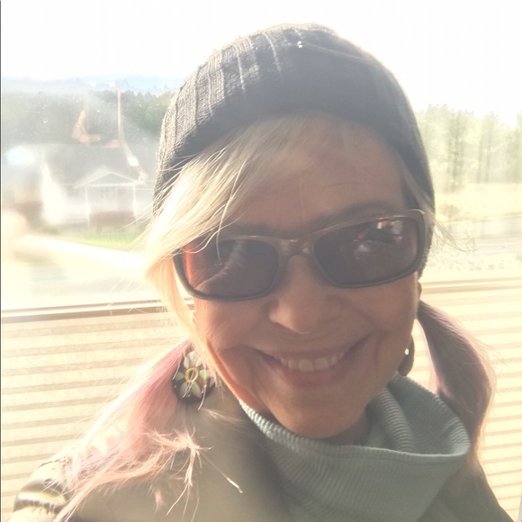 Meet your posher! - Picture 1 of 8